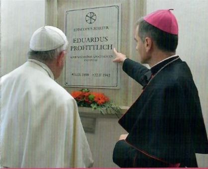 Papst Franziskus vor der Gedenktafel in Tallinn am 25.09.2018