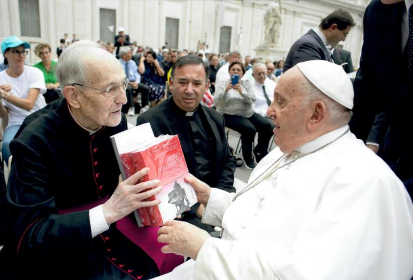 Papst Franziskus erhält die 8. Auflage bei einer Audienz im Vatikan.