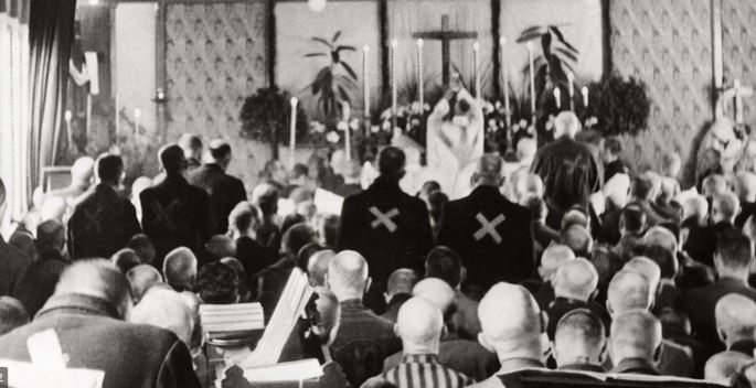 Feier der Hl. Messe in der Lagerkapelle des KZ Dachau