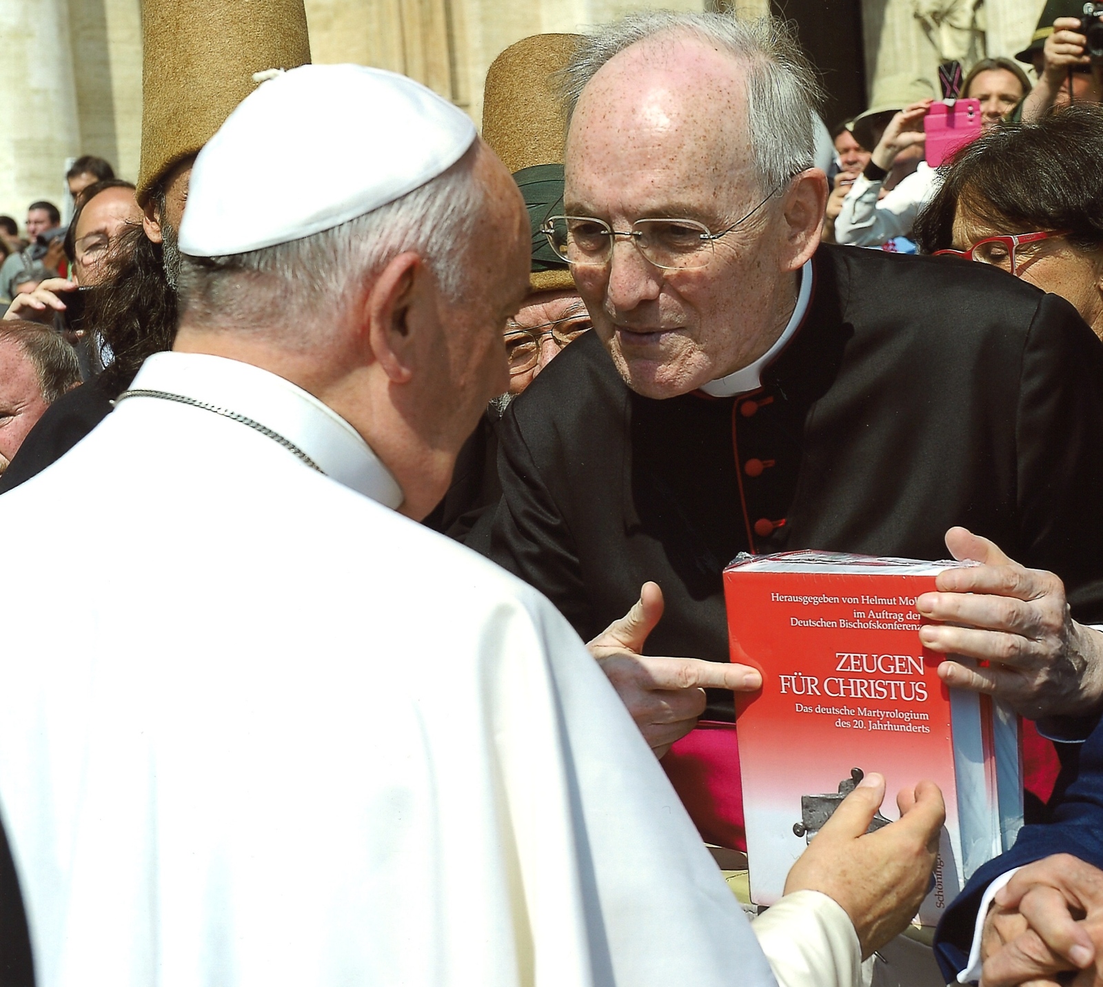 Papst Franziskus erhält die 7. Auflage des deutschen Martyrologiums am 8. Mai 2019 bei der Generalaudienz im Vatikan.